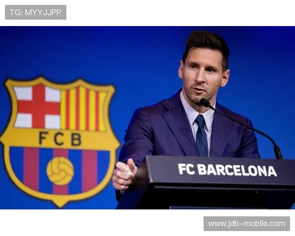 厄瓜多尔巴萨推出纪念T恤致敬主帅全套西装场边指挥风采